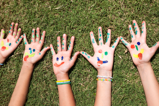 Summer Sensory Activities That Actually Keep Kids Happy (Without Screens)